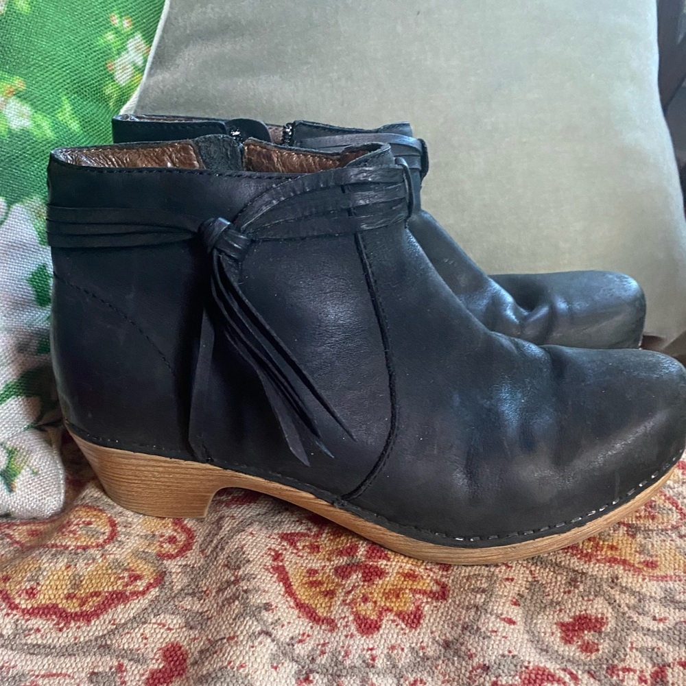 Black boots / clog